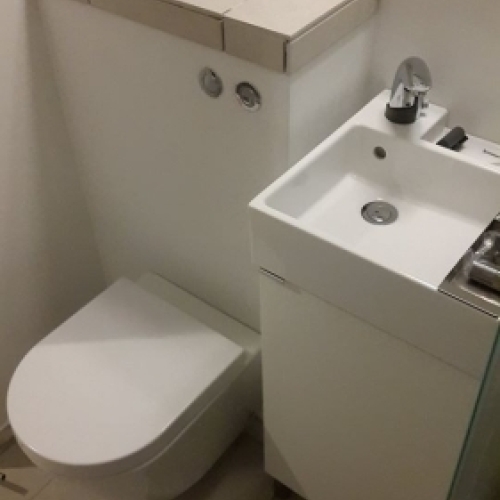 Badeværelse med VVS montering af toilet, vask og vandinstallation