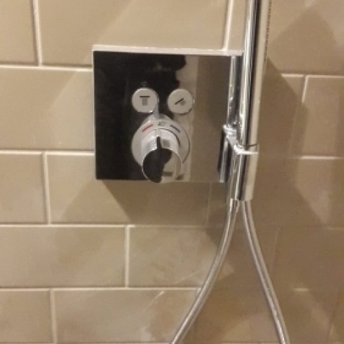 Indbygget brusearmatur installeret af VVS installatør i moderne badeværelse