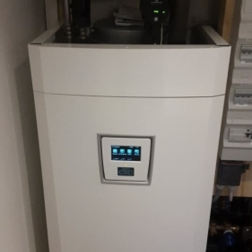 Indendørs varmepumpe placeret i teknikrum som del af moderne varmeanlæg