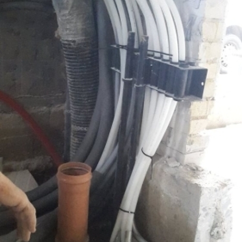 Rørføring og installation til varmepumpe udført som del af samlet varmeløsning