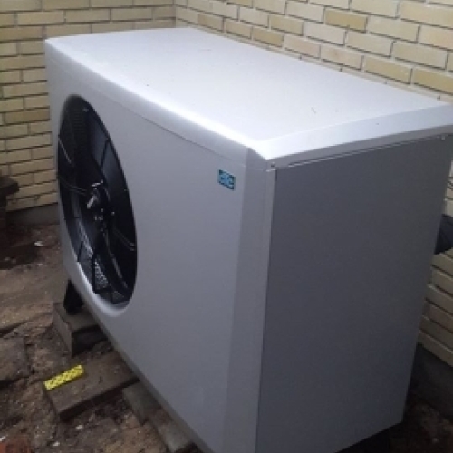 Udendørs varmepumpe installeret som energieffektiv løsning til opvarmning af bolig