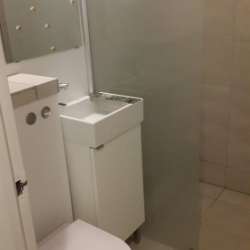 VVS installatør udfører installation af toilet og håndvask i badeværelse