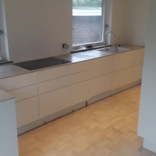 VVS installatør udfører VVS arbejde med installation af køkken og armatur