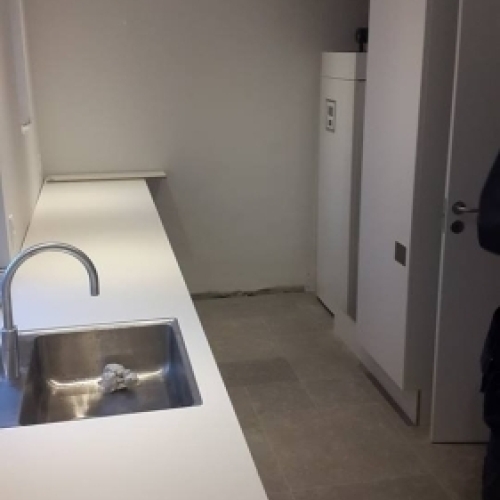 VVS installatør udfører installation af køkkenbord med vask og vandtilslutning