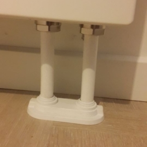 Tilslutning af rør under radiator som del af professionel VVS installation