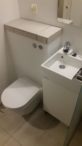 Badeværelse med VVS montering af toilet, vask og vandinstallation