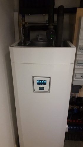 Indendørs varmepumpe placeret i teknikrum som del af moderne varmeanlæg