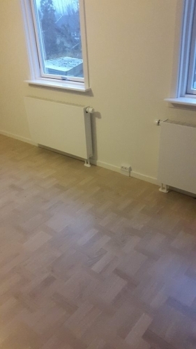 Radiatorer tilsluttet varmepumpe som en del af energieffektiv opvarmning