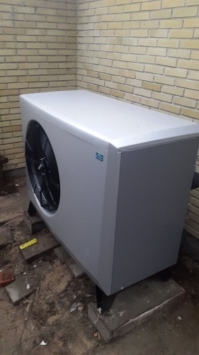 Udendørs varmepumpe installeret som energieffektiv løsning til opvarmning af bolig