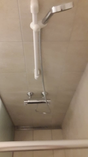 VVS arbejde med installation af bruser og korrekt vandtilslutning