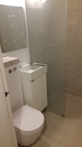 VVS installatør udfører installation af toilet og håndvask i badeværelse