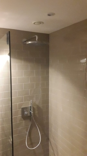 VVS installatør udfører installation af bruseniche med armatur og bruser