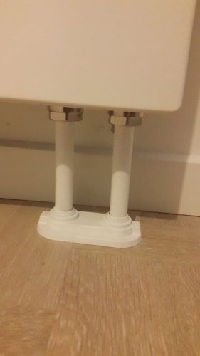 Tilslutning af rør under radiator som del af professionel VVS installation