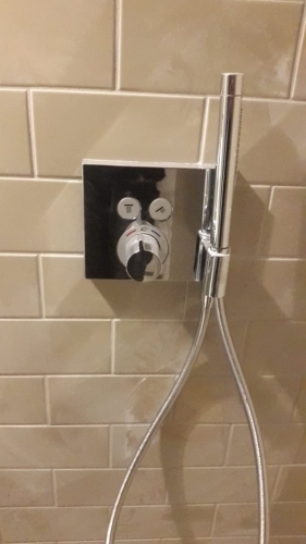 Indbygget brusearmatur installeret af VVS installatør i moderne badeværelse