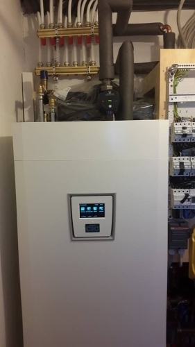 Indendørs varmepumpe med styring og tilslutning til gulvvarme og radiatorer