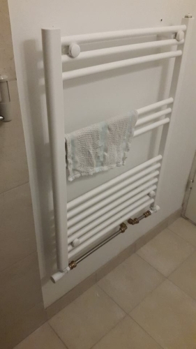 Montering af håndklædetørrer som del af professionel VVS installation i badeværelse