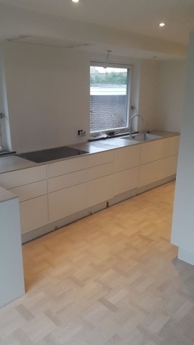 VVS installatør udfører VVS arbejde med installation af køkken og armatur