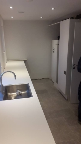 VVS installatør udfører installation af køkkenbord med vask og vandtilslutning